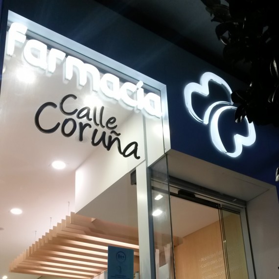 Detalle del logotipo y nombre de la Farmacia Calle Coruña